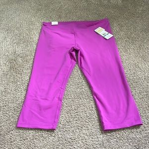 NWT Under Armor Studio Fitted Capri Pants